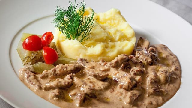 STROGONOFF RUSSO DE CARNE