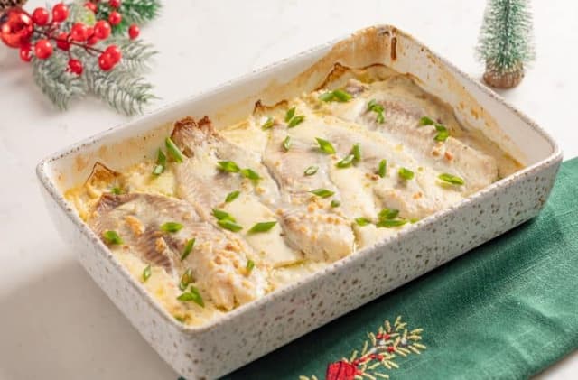 TILÁPIA ASSADA COM CREME DE CEBOLA